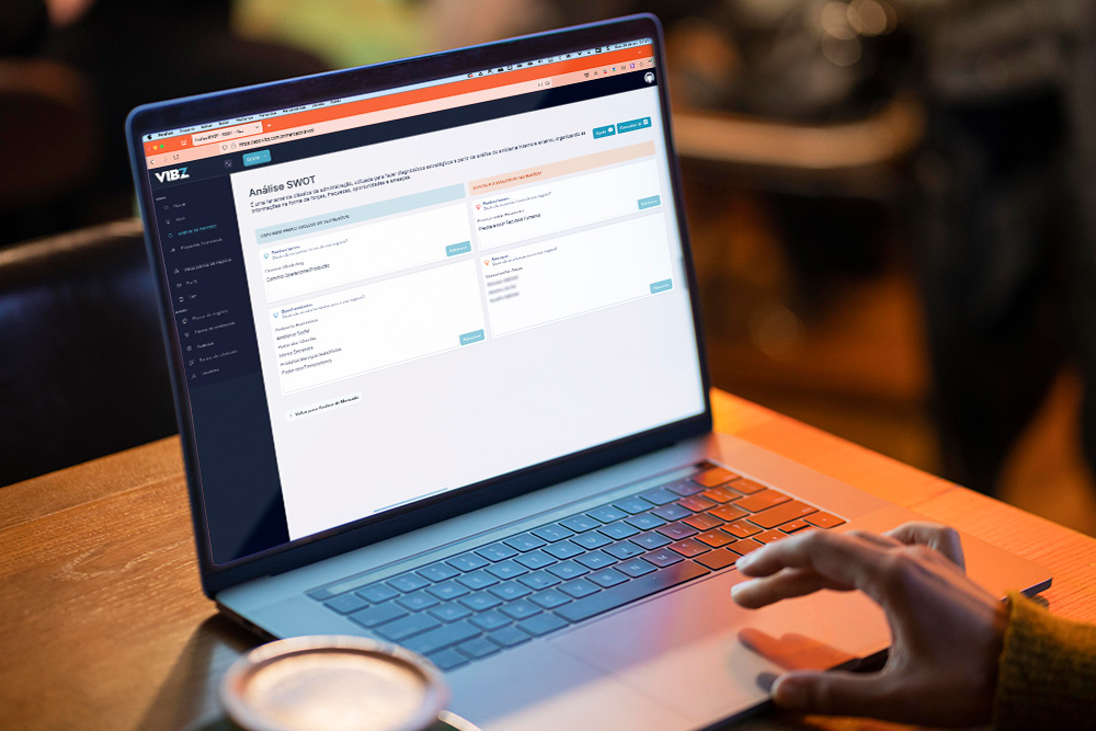 Tela de Análise SWOT do Vibz aberta em um notebook