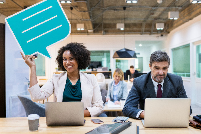 Profissionais demonstrando competências de comunicação e empreendedorismo